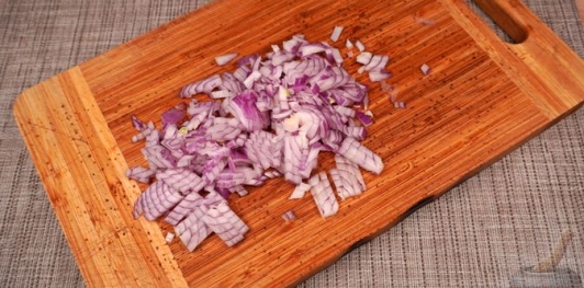 Фото приготовления рецепта: Салат с картошкой, яйцами, кукурузой и маринованными огурцами - шаг №7