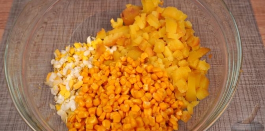 Фото приготовления рецепта: Салат с картошкой, яйцами, кукурузой и маринованными огурцами - шаг №6