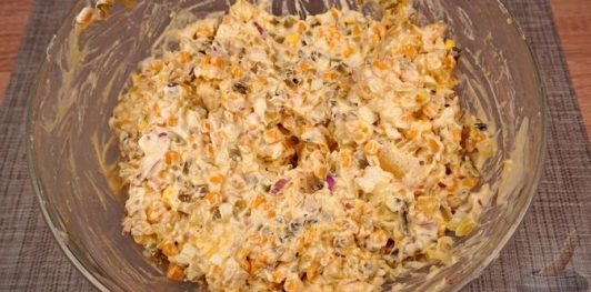 Фото приготовления рецепта: Салат с картошкой, яйцами, кукурузой и маринованными огурцами - шаг №15