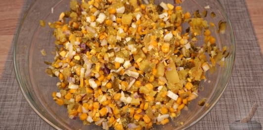 Фото приготовления рецепта: Салат с картошкой, яйцами, кукурузой и маринованными огурцами - шаг №10