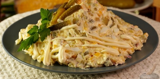 Фото приготовления рецепта: Салат с картошкой, яйцами, кукурузой и маринованными огурцами - шаг №16