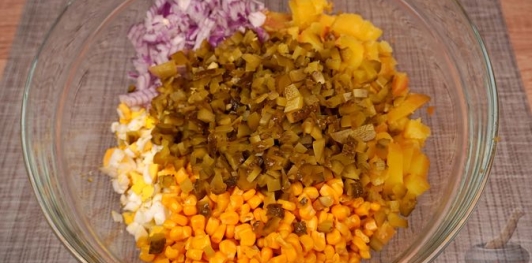 Фото приготовления рецепта: Салат с картошкой, яйцами, кукурузой и маринованными огурцами - шаг №9