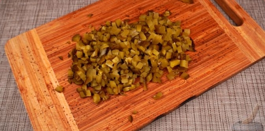 Фото приготовления рецепта: Салат с картошкой, яйцами, кукурузой и маринованными огурцами - шаг №8