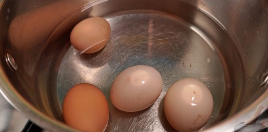 Фото приготовления рецепта: Салат с картошкой, яйцами, кукурузой и маринованными огурцами - шаг №3