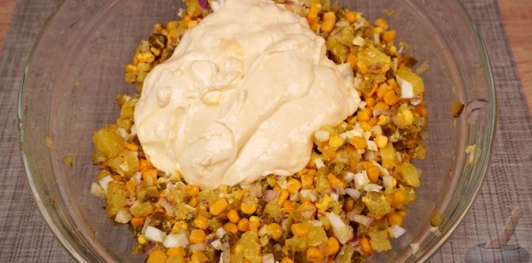 Фото приготовления рецепта: Салат с картошкой, яйцами, кукурузой и маринованными огурцами - шаг №14