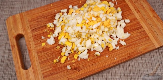 Фото приготовления рецепта: Салат с картошкой, яйцами, кукурузой и маринованными огурцами - шаг №4