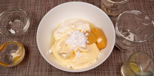 Фото приготовления рецепта: Салат с картошкой, яйцами, кукурузой и маринованными огурцами - шаг №12