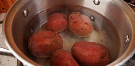 Фото приготовления рецепта: Салат с картошкой, яйцами, кукурузой и маринованными огурцами - шаг №2