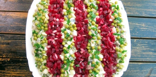 Фото приготовления рецепта: Салат с маринованной свёклой, картошкой, сельдью и луком - шаг №21