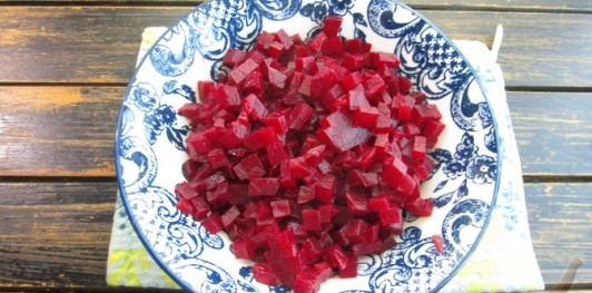 Фото приготовления рецепта: Салат с маринованной свёклой, картошкой, сельдью и луком - шаг №4