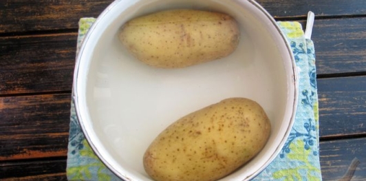 Фото приготовления рецепта: Салат с маринованной свёклой, картошкой, сельдью и луком - шаг №3