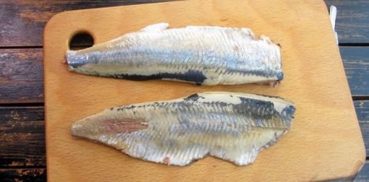 Фото приготовления рецепта: Салат с маринованной свёклой, картошкой, сельдью и луком - шаг №8