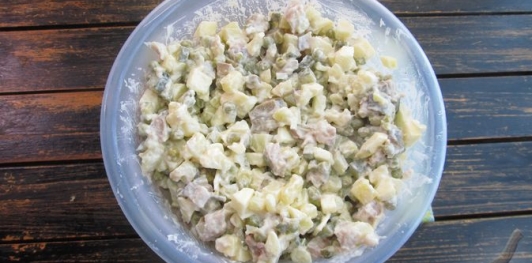 Фото приготовления рецепта: Салат с маринованной свёклой, картошкой, сельдью и луком - шаг №15