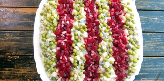 Фото приготовления рецепта: Салат с маринованной свёклой, картошкой, сельдью и луком - шаг №20