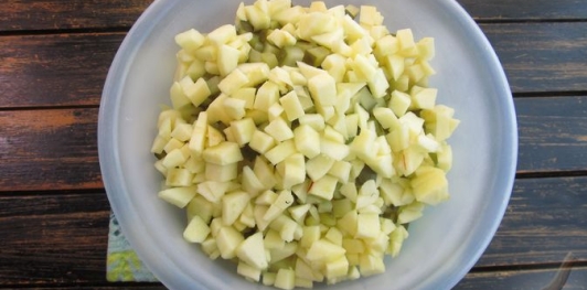 Фото приготовления рецепта: Салат с маринованной свёклой, картошкой, сельдью и луком - шаг №12