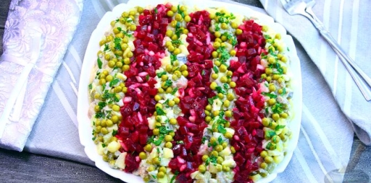 Фото приготовления рецепта: Салат с маринованной свёклой, картошкой, сельдью и луком - шаг №23