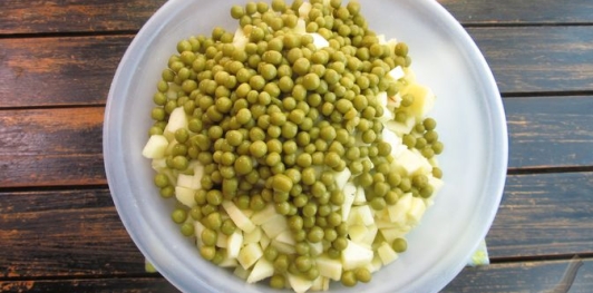 Фото приготовления рецепта: Салат с маринованной свёклой, картошкой, сельдью и луком - шаг №13