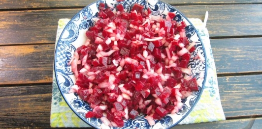 Фото приготовления рецепта: Салат с маринованной свёклой, картошкой, сельдью и луком - шаг №7