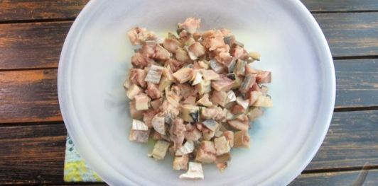 Фото приготовления рецепта: Салат с маринованной свёклой, картошкой, сельдью и луком - шаг №9