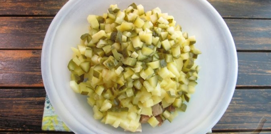 Фото приготовления рецепта: Салат с маринованной свёклой, картошкой, сельдью и луком - шаг №11