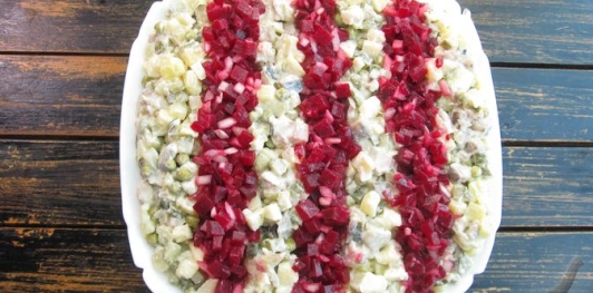 Фото приготовления рецепта: Салат с маринованной свёклой, картошкой, сельдью и луком - шаг №19