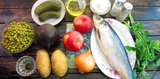 Фото приготовления рецепта: Салат с маринованной свёклой, картошкой, сельдью и луком - шаг №1