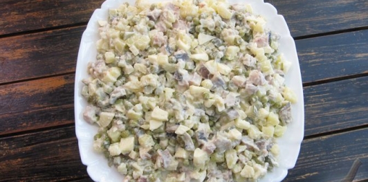 Фото приготовления рецепта: Салат с маринованной свёклой, картошкой, сельдью и луком - шаг №16