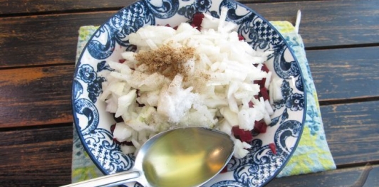 Фото приготовления рецепта: Салат с маринованной свёклой, картошкой, сельдью и луком - шаг №6