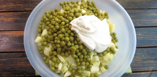 Фото приготовления рецепта: Салат с маринованной свёклой, картошкой, сельдью и луком - шаг №14