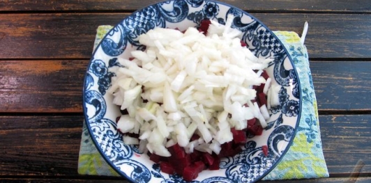 Фото приготовления рецепта: Салат с маринованной свёклой, картошкой, сельдью и луком - шаг №5