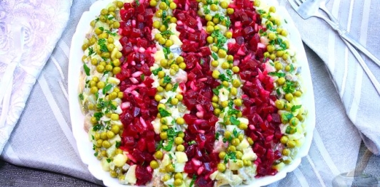 Фото приготовления рецепта: Салат с маринованной свёклой, картошкой, сельдью и луком - шаг №22