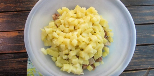 Фото приготовления рецепта: Салат с маринованной свёклой, картошкой, сельдью и луком - шаг №10