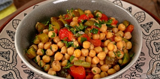 Фото приготовления рецепта: Салат с нутом, перцем и маринованными огурцами - шаг №10