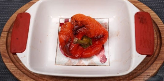 Фото приготовления рецепта: Салат с нутом, перцем и маринованными огурцами - шаг №4