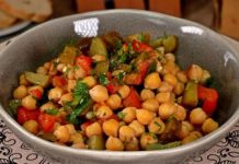 Салат с нутом, перцем и маринованными огурцами