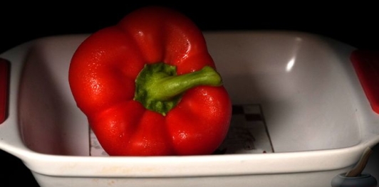 Фото приготовления рецепта: Салат с нутом, перцем и маринованными огурцами - шаг №3