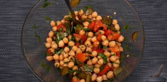 Фото приготовления рецепта: Салат с нутом, перцем и маринованными огурцами - шаг №9