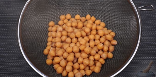 Фото приготовления рецепта: Салат с нутом, перцем и маринованными огурцами - шаг №5