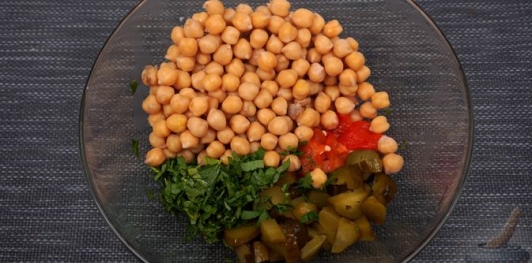 Фото приготовления рецепта: Салат с нутом, перцем и маринованными огурцами - шаг №7