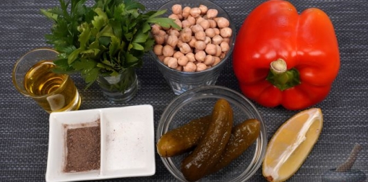 Фото приготовления рецепта: Салат с нутом, перцем и маринованными огурцами - шаг №1