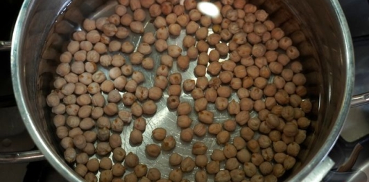 Фото приготовления рецепта: Салат с нутом, перцем и маринованными огурцами - шаг №2