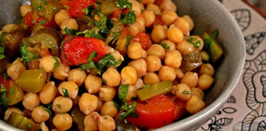 Фото приготовления рецепта: Салат с нутом, перцем и маринованными огурцами - шаг №11