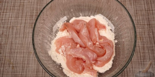 Фото приготовления рецепта: Салат с жареным куриным филе, картофелем, перцем и маринованными огурцами - шаг №5