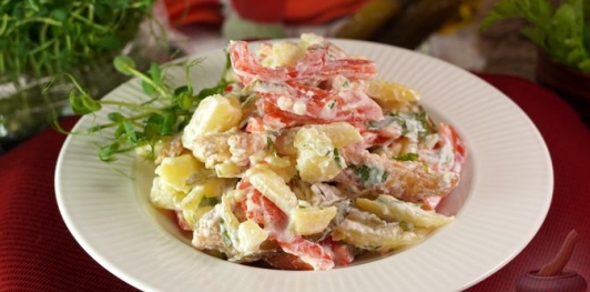 Фото приготовления рецепта: Салат с жареным куриным филе, картофелем, перцем и маринованными огурцами - шаг №18