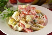 Салат с жареным куриным филе, картофелем, перцем и маринованными огурцами