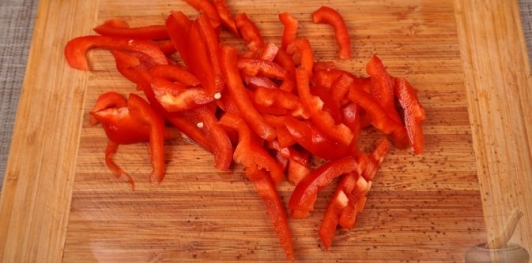 Фото приготовления рецепта: Салат с жареным куриным филе, картофелем, перцем и маринованными огурцами - шаг №10