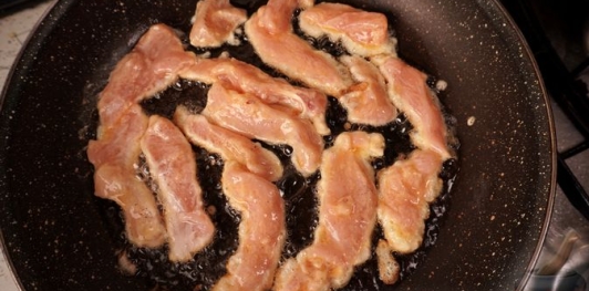 Фото приготовления рецепта: Салат с жареным куриным филе, картофелем, перцем и маринованными огурцами - шаг №7