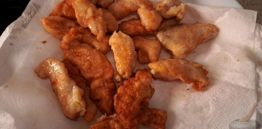 Фото приготовления рецепта: Салат с жареным куриным филе, картофелем, перцем и маринованными огурцами - шаг №9