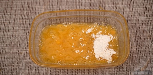 Фото приготовления рецепта: Салат с жареным куриным филе, картофелем, перцем и маринованными огурцами - шаг №4