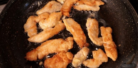 Фото приготовления рецепта: Салат с жареным куриным филе, картофелем, перцем и маринованными огурцами - шаг №8